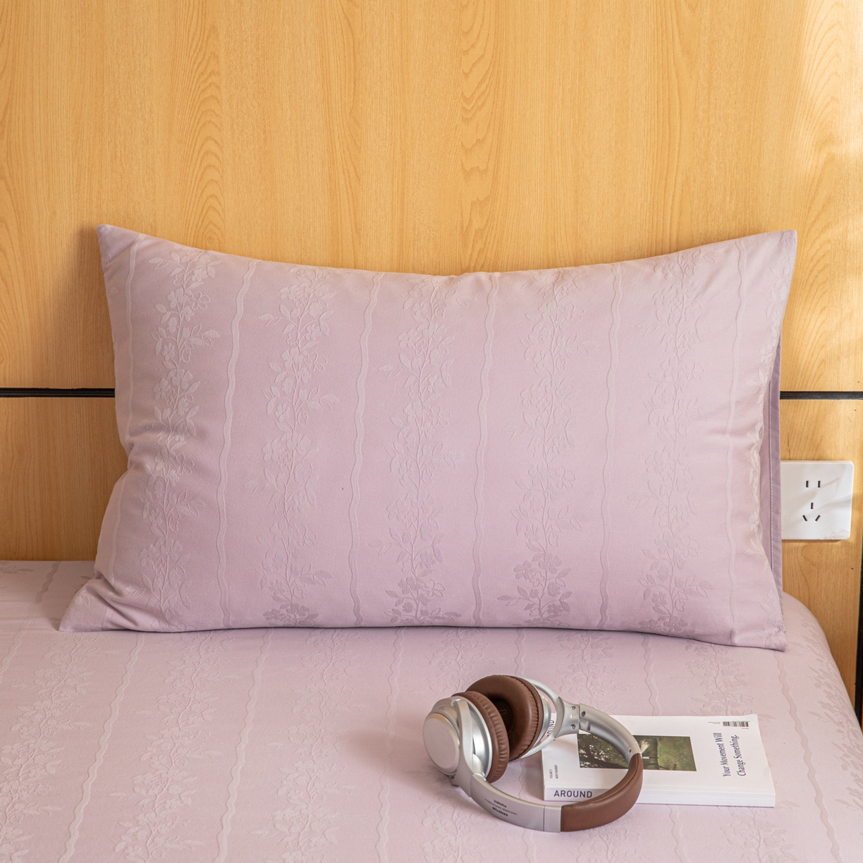 91家纺网 家纺一手货源 找家纺 眠博士 2026新款60水洗立体提花枕套场景二 花间梦-紫