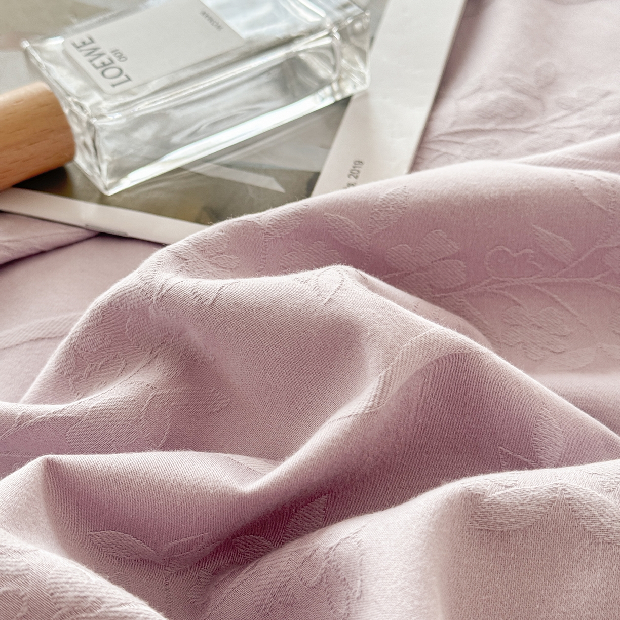 91家纺网 家纺一手货源 找家纺 眠博士 2026新款60水洗立体提花枕套场景二 花间梦-紫