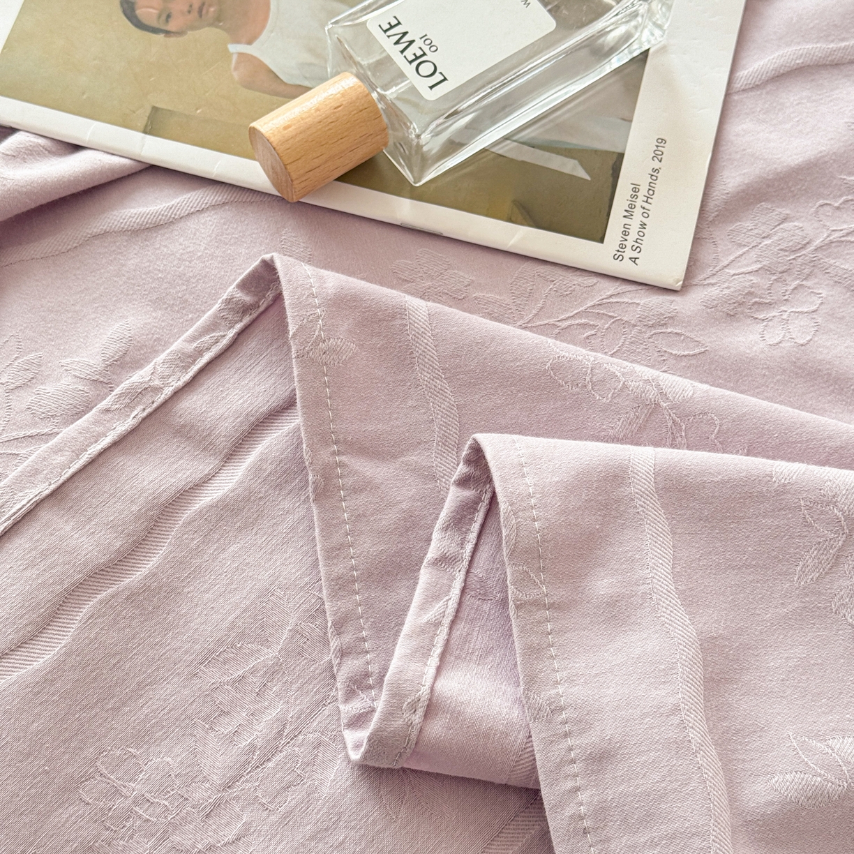 91家纺网 家纺一手货源 找家纺 眠博士 2026新款60水洗立体提花枕套场景二 花间梦-紫