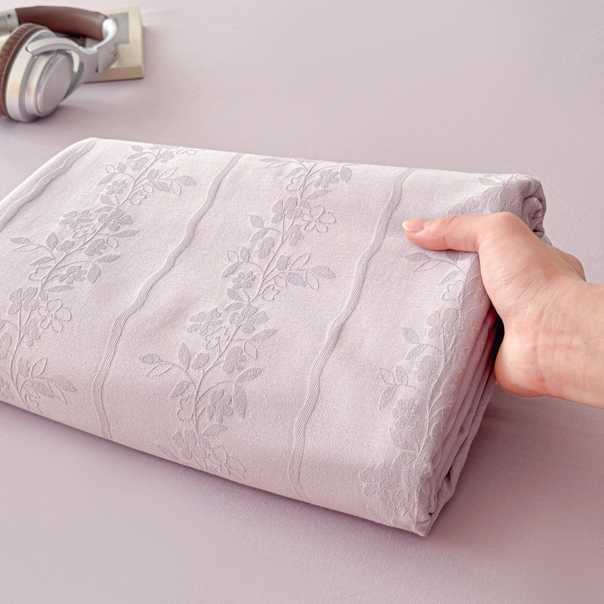 91家纺网 家纺一手货源 找家纺 眠博士 2026新款60水洗立体提花枕套场景二 花间梦-紫