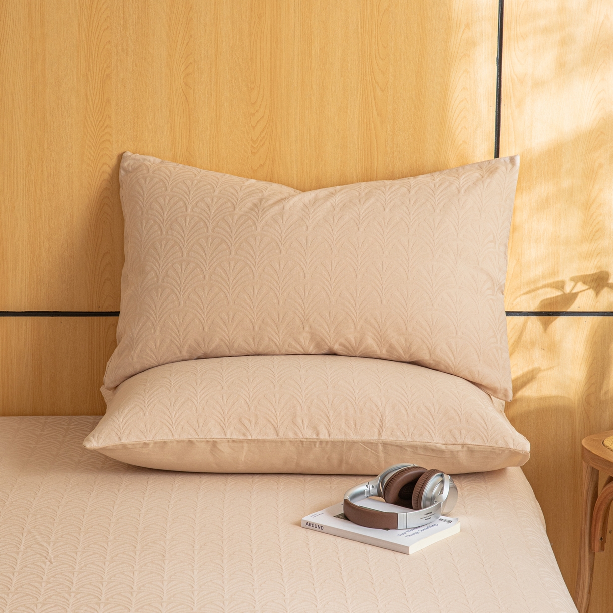 91家纺网 家纺一手货源 找家纺 眠博士 2026新款60水洗立体提花枕套场景二 杏影-卡其