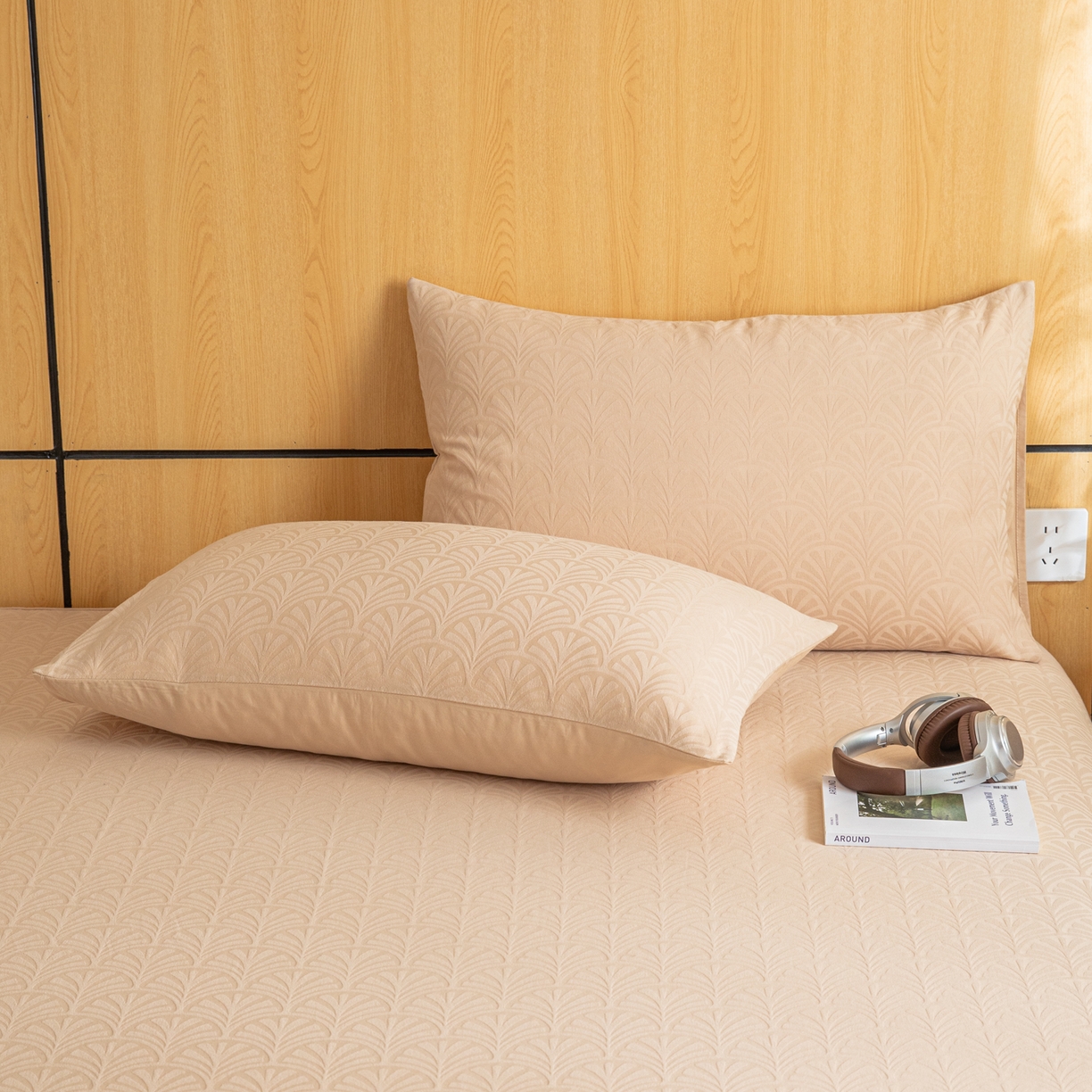 91家纺网 家纺一手货源 找家纺 眠博士 2026新款60水洗立体提花枕套场景二 杏影-卡其