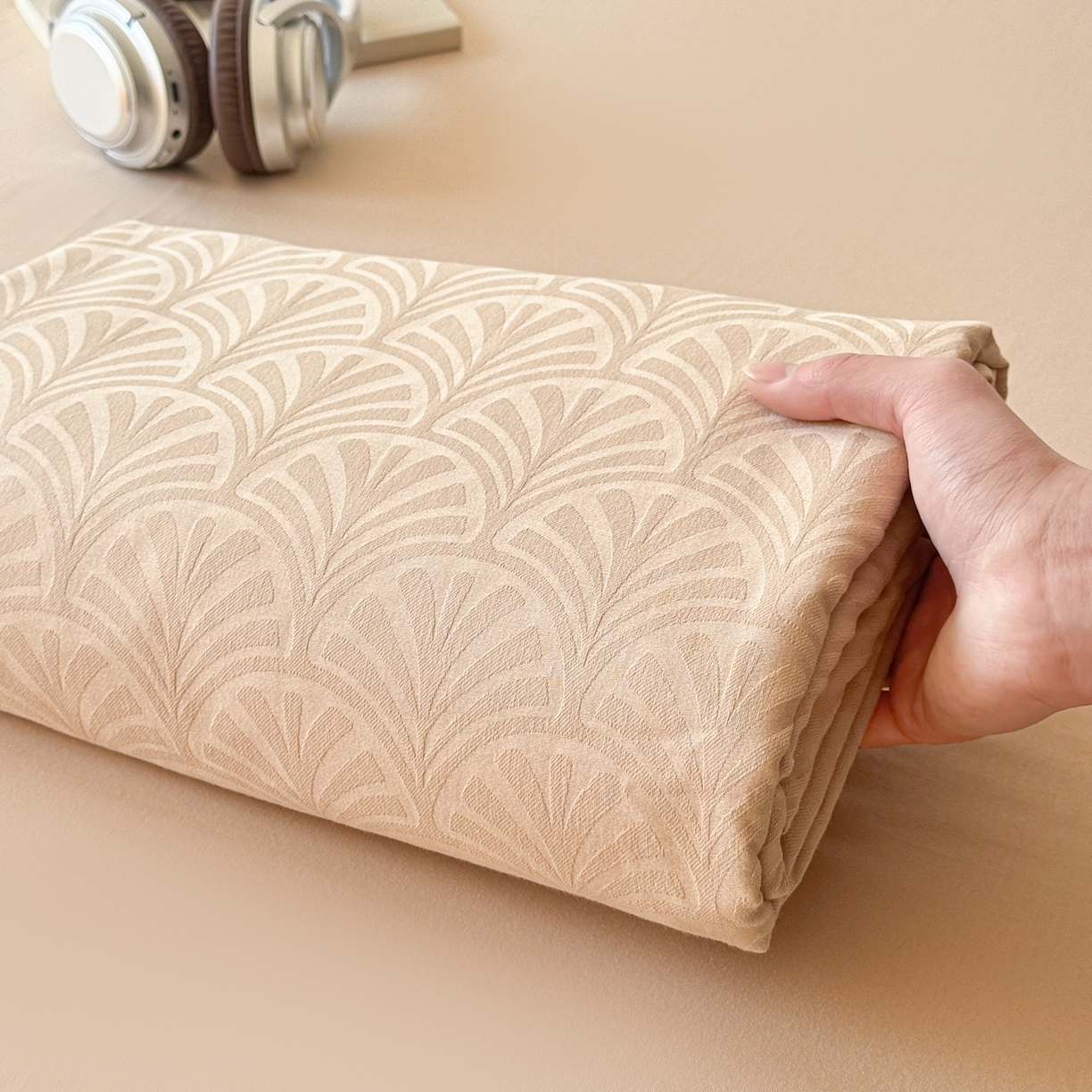 91家纺网 家纺一手货源 找家纺 眠博士 2026新款60水洗立体提花枕套场景二 杏影-卡其