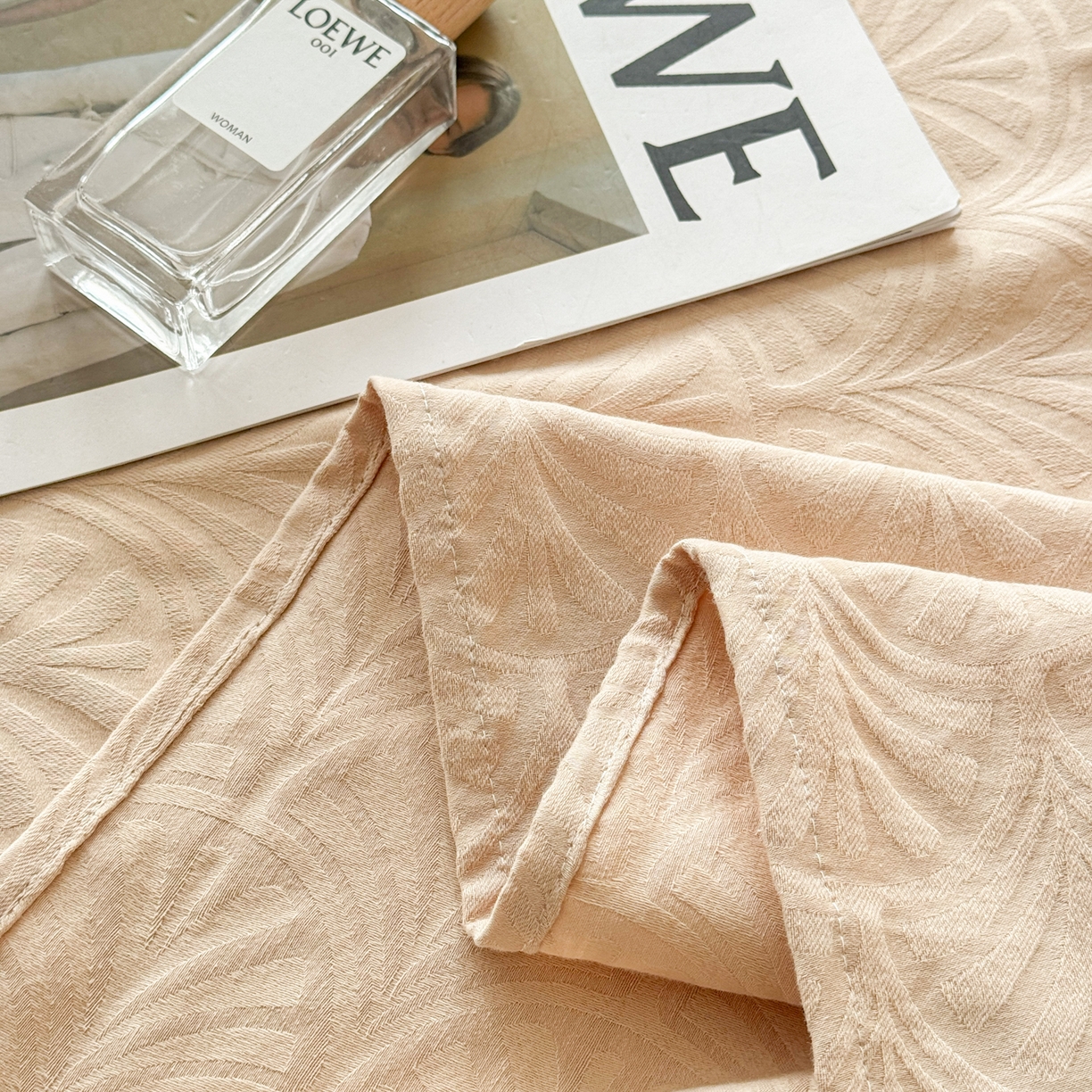 91家纺网 家纺一手货源 找家纺 眠博士 2026新款60水洗立体提花枕套场景二 杏影-卡其