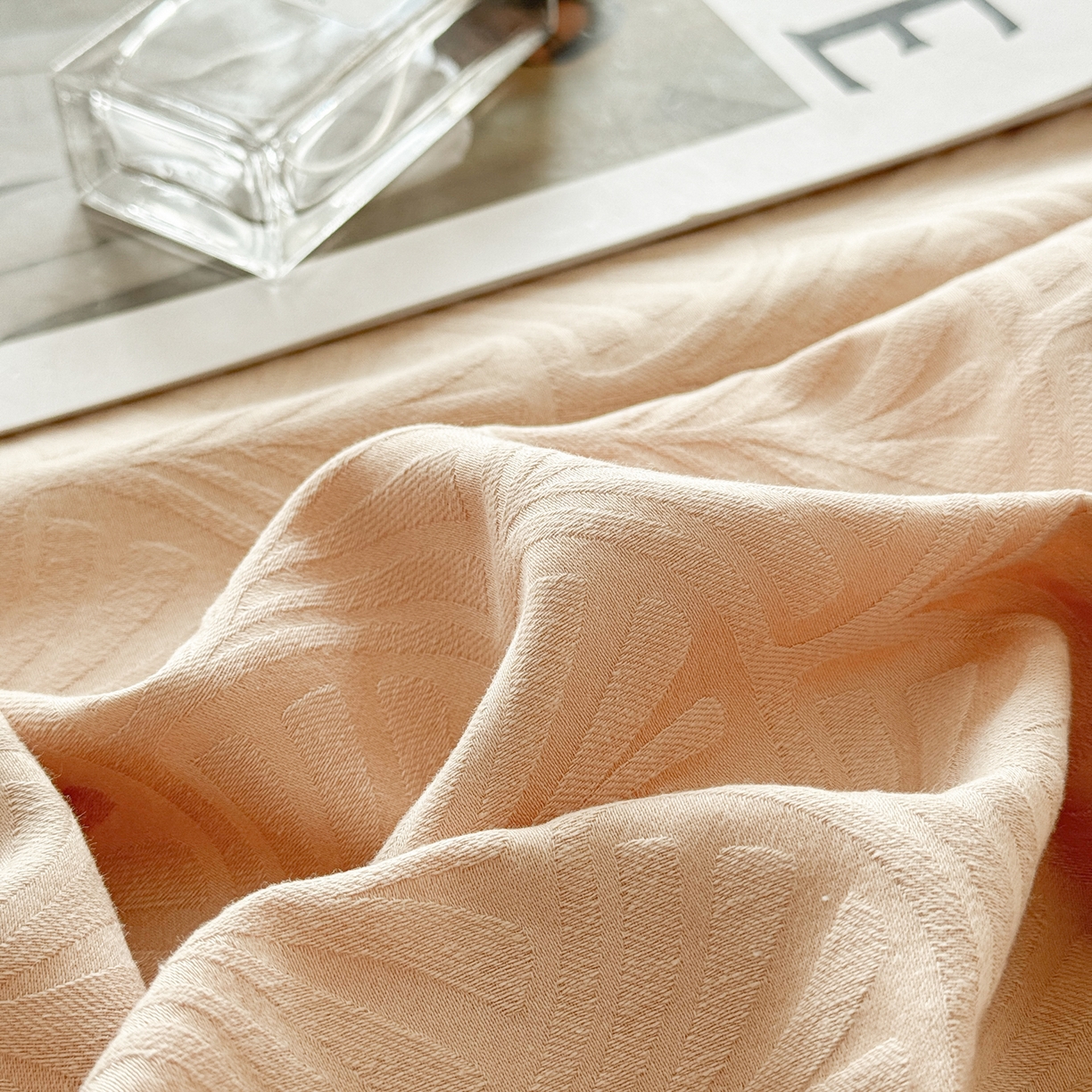 91家纺网 家纺一手货源 找家纺 眠博士 2026新款60水洗立体提花枕套场景二 杏影-卡其