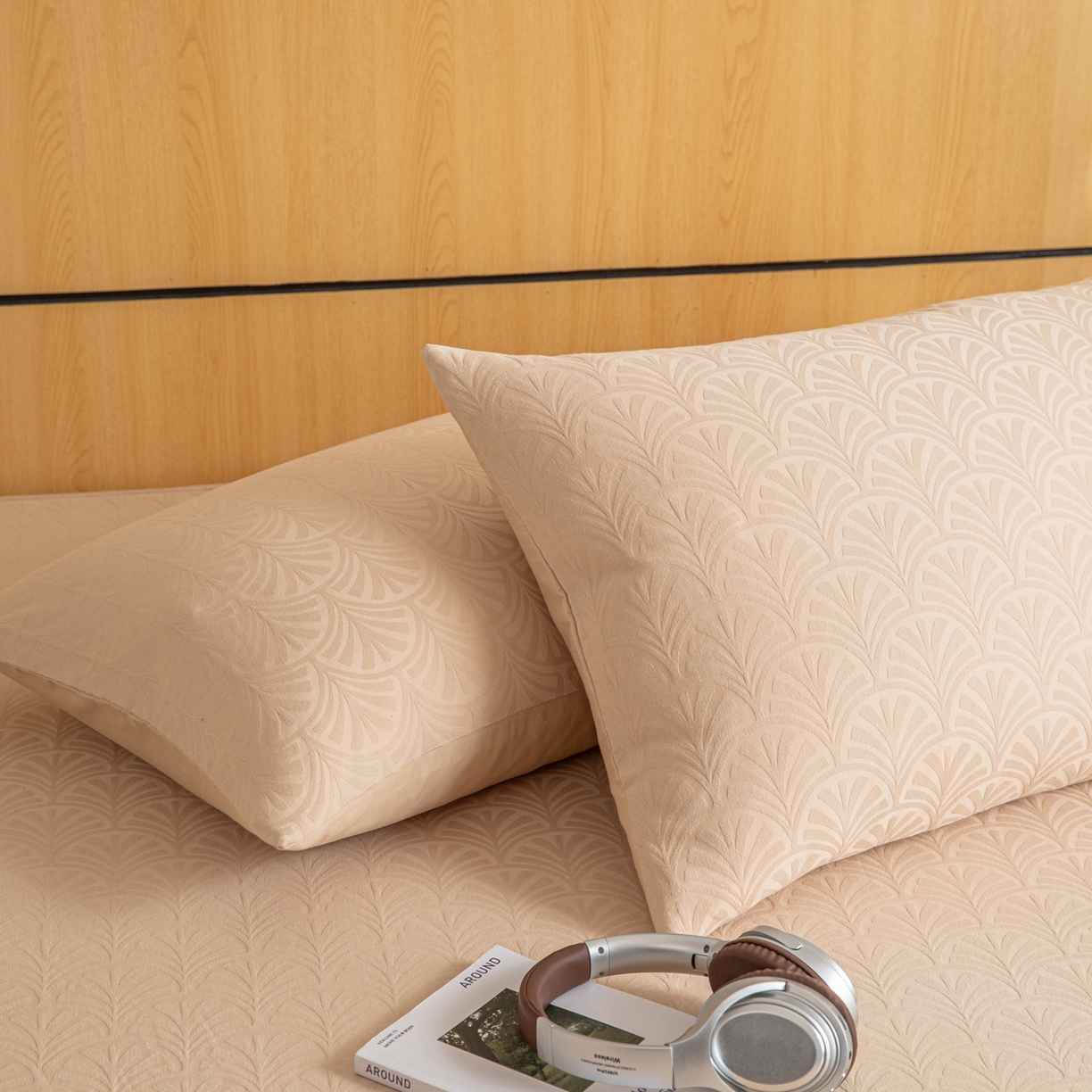 91家纺网 家纺一手货源 找家纺 眠博士 2026新款60水洗立体提花枕套场景二 杏影-卡其