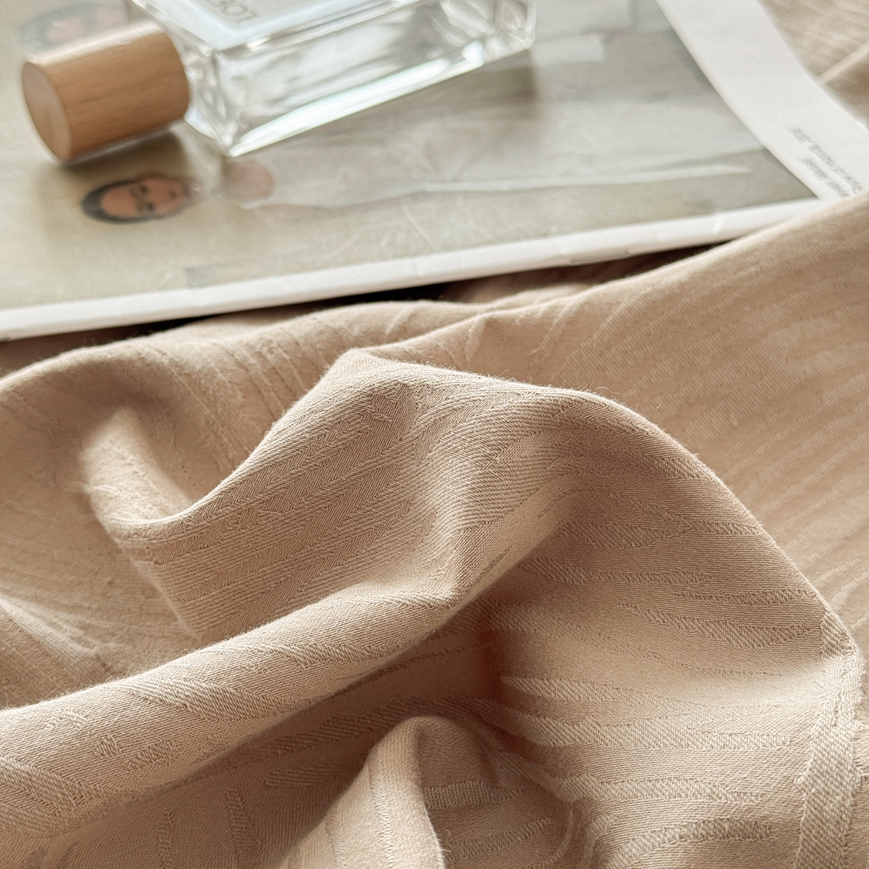 91家纺网 家纺一手货源 找家纺 眠博士 2026新款60水洗立体提花枕套场景二 月岛弥生-杏