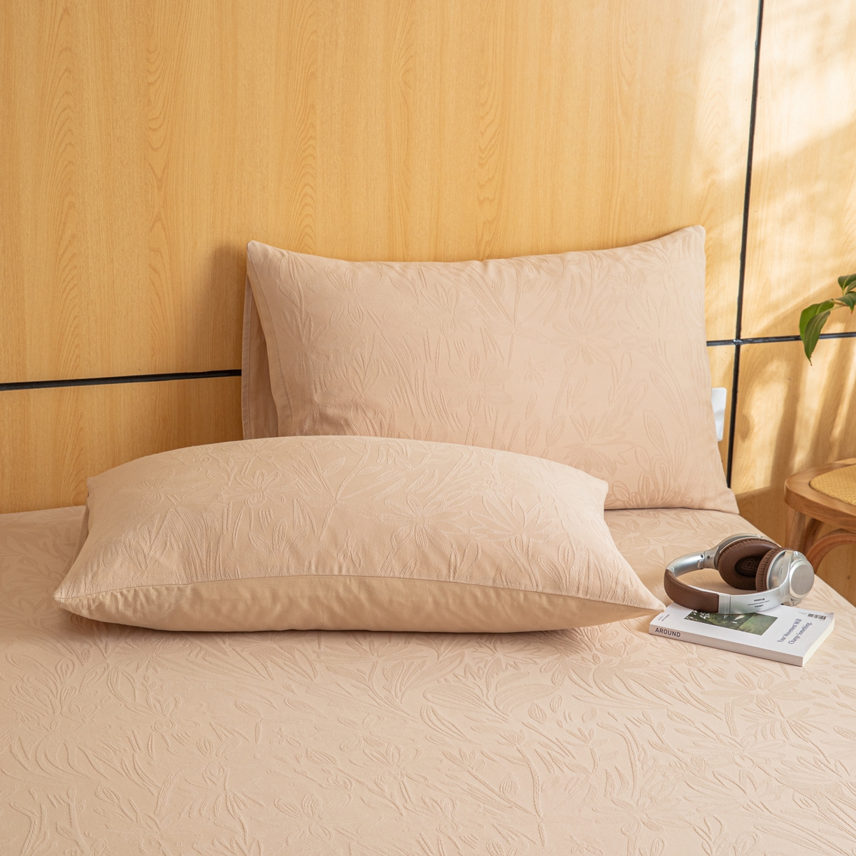 91家纺网 家纺一手货源 找家纺 眠博士 2026新款60水洗立体提花枕套场景二 绵语-卡其