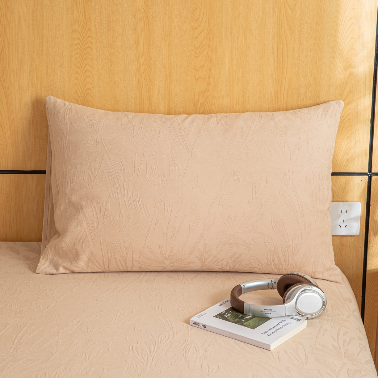 91家纺网 家纺一手货源 找家纺 眠博士 2026新款60水洗立体提花枕套场景二 绵语-卡其