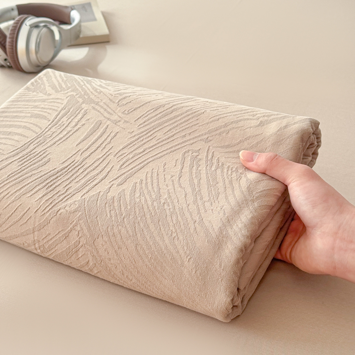 91家纺网 家纺一手货源 找家纺 眠博士 2026新款60水洗立体提花枕套场景二 月岛弥生-杏