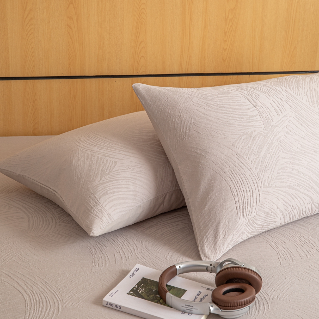 91家纺网 家纺一手货源 找家纺 眠博士 2026新款60水洗立体提花枕套场景二 月岛弥生-灰