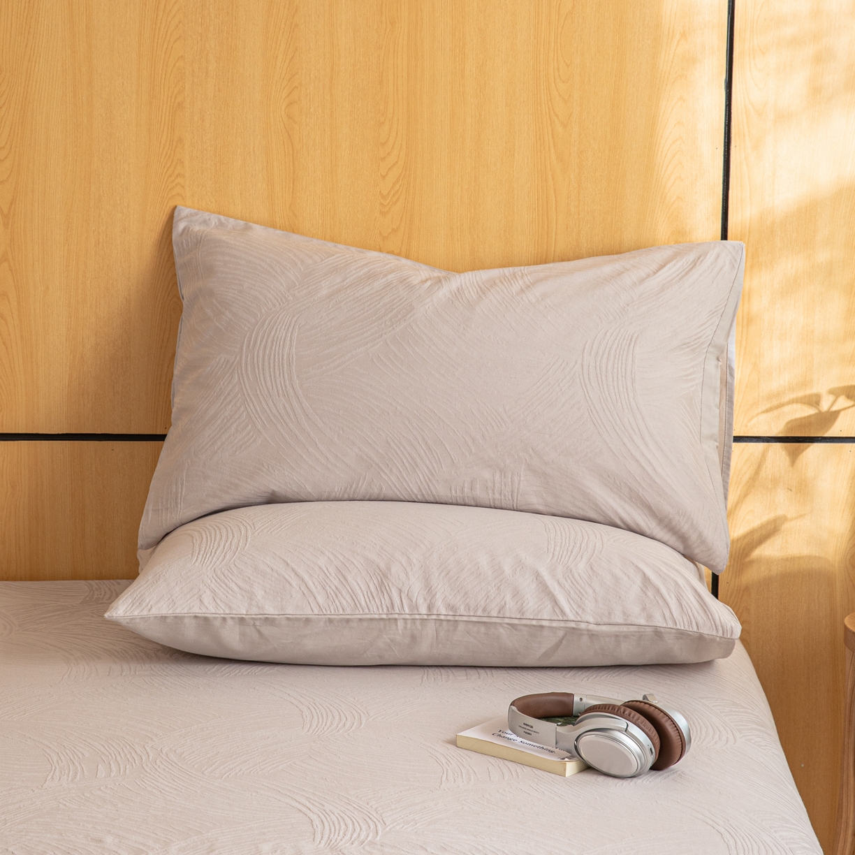 91家纺网 家纺一手货源 找家纺 眠博士 2026新款60水洗立体提花枕套场景二 月岛弥生-灰