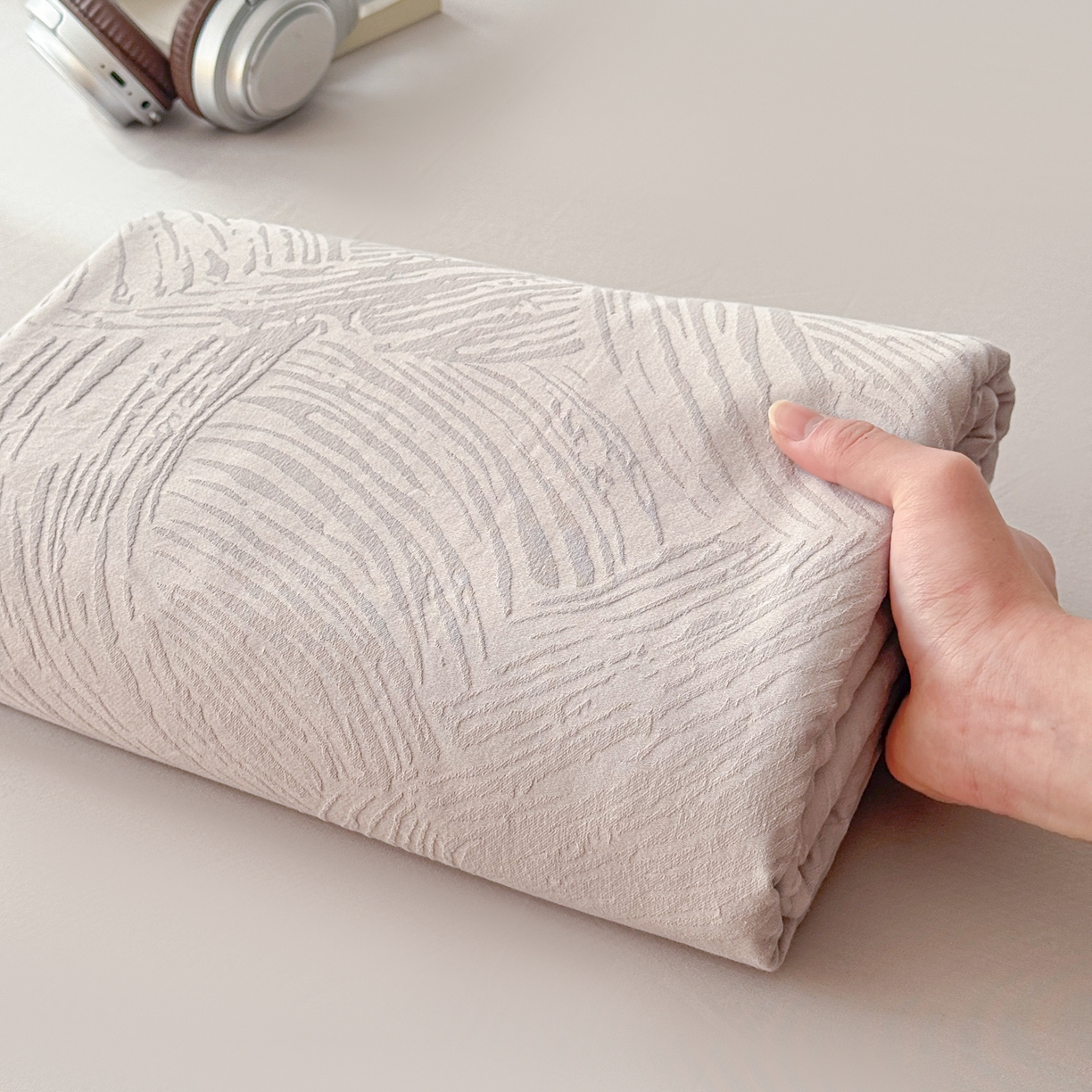 91家纺网 家纺一手货源 找家纺 眠博士 2026新款60水洗立体提花枕套场景二 月岛弥生-灰