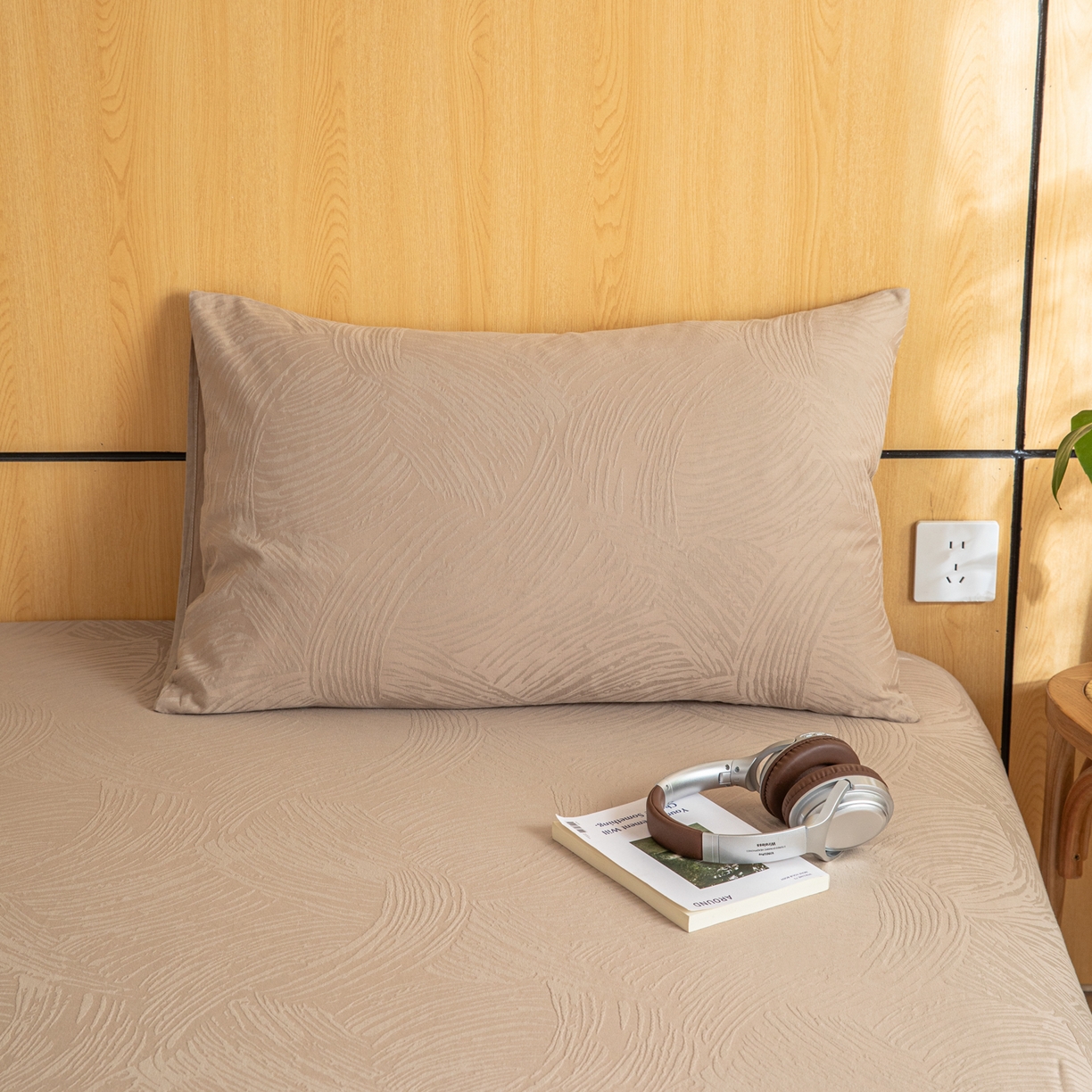 91家纺网 家纺一手货源 找家纺 眠博士 2026新款60水洗立体提花枕套场景二 月岛弥生-杏