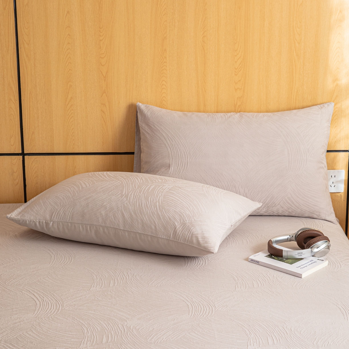 91家纺网 家纺一手货源 找家纺 眠博士 2026新款60水洗立体提花枕套场景二 月岛弥生-灰