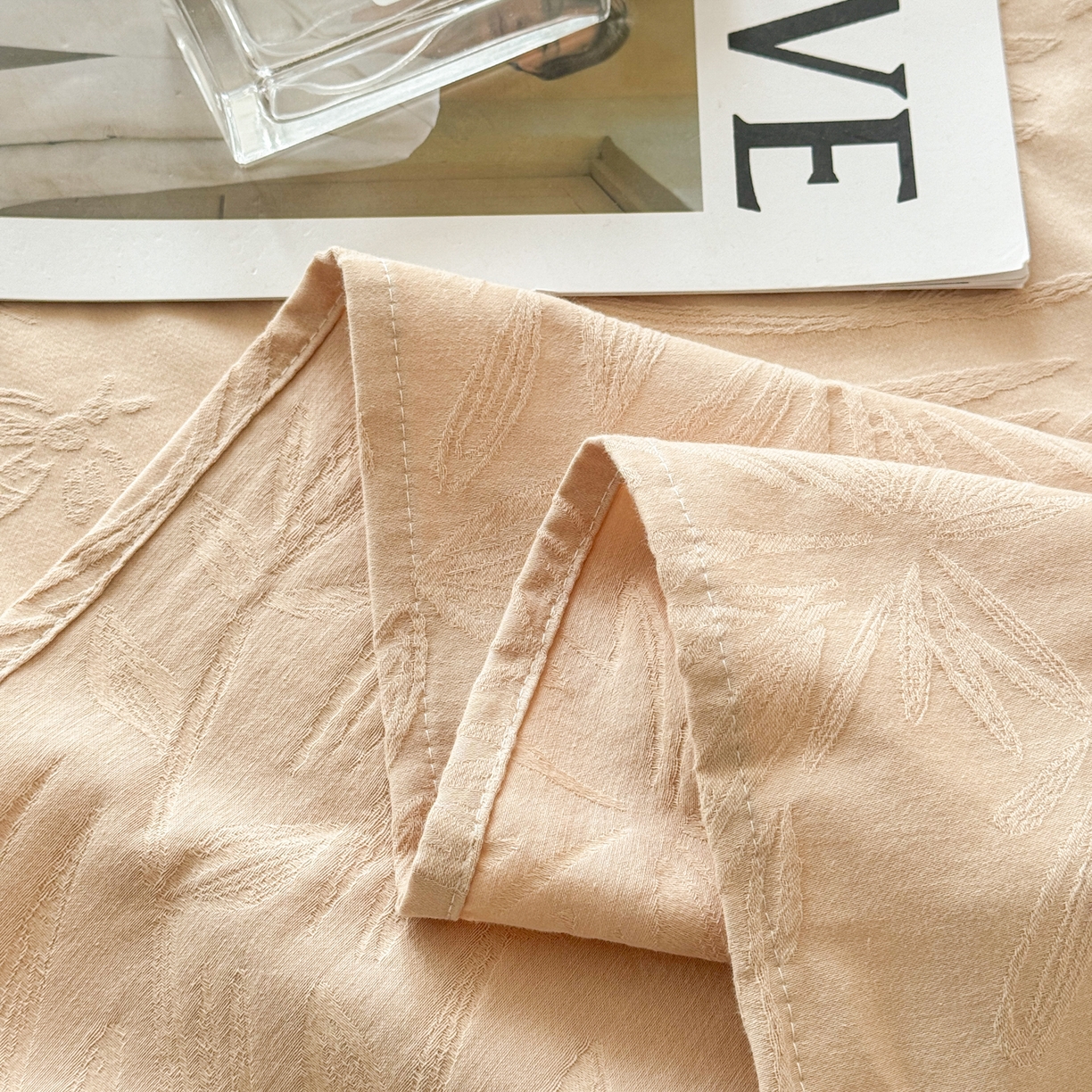 91家纺网 家纺一手货源 找家纺 眠博士 2026新款60水洗立体提花枕套场景二 绵语-卡其