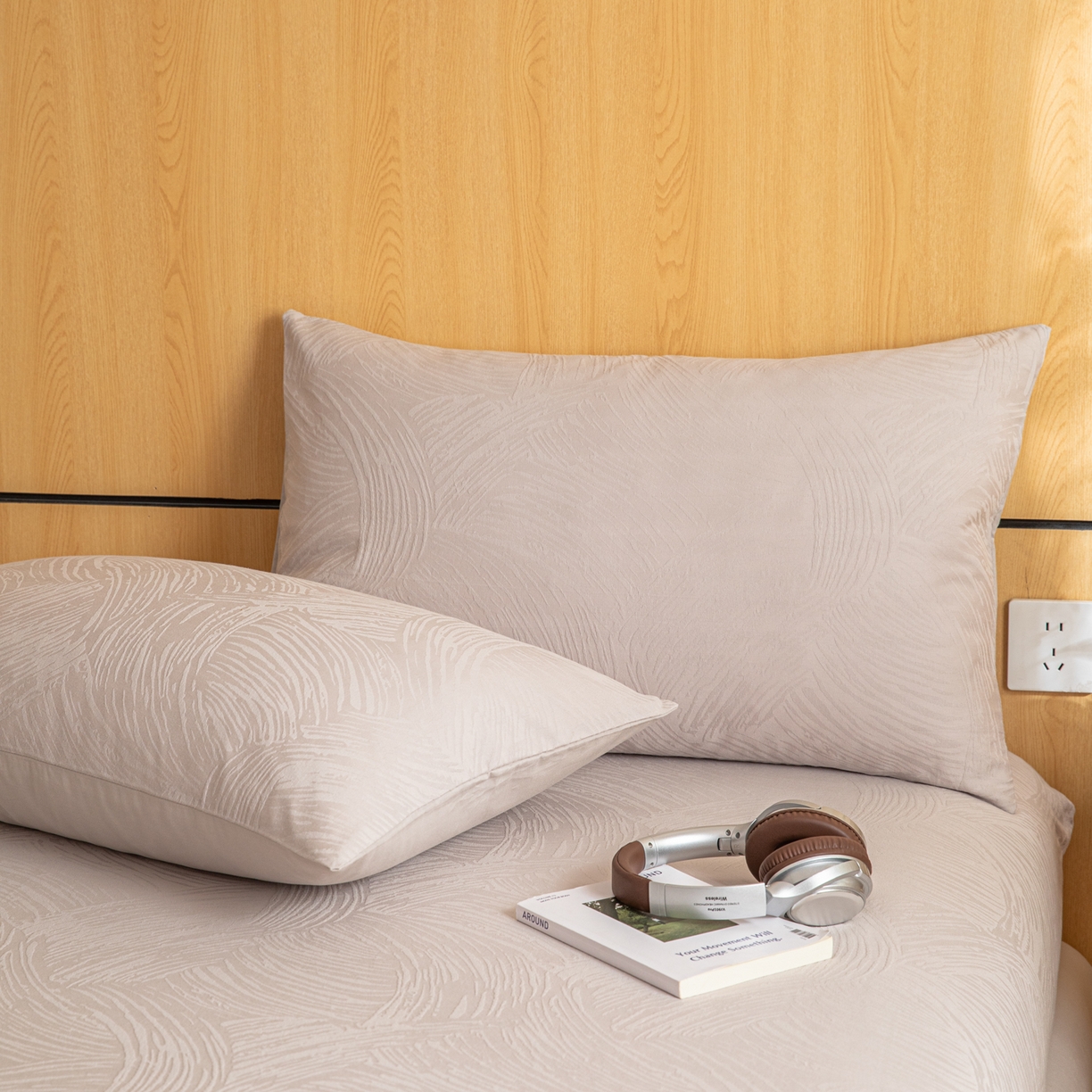 91家纺网 家纺一手货源 找家纺 眠博士 2026新款60水洗立体提花枕套场景二 月岛弥生-灰