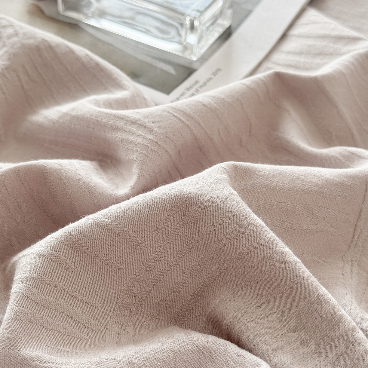 91家纺网 家纺一手货源 找家纺 眠博士 2026新款60水洗立体提花枕套场景二 月岛弥生-灰