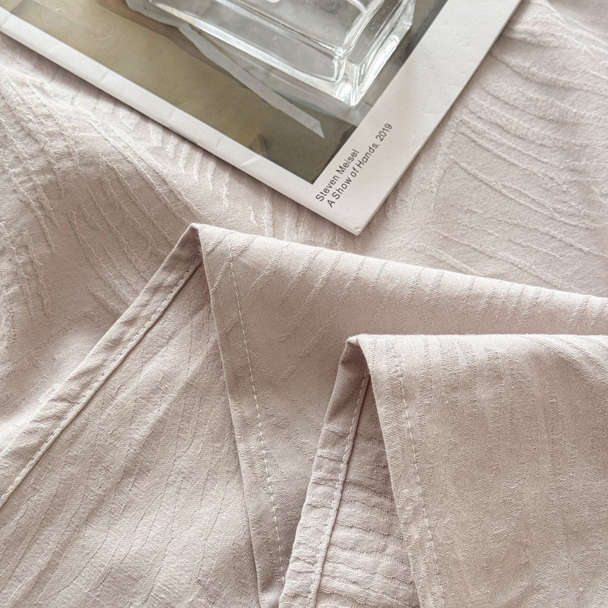 91家纺网 家纺一手货源 找家纺 眠博士 2026新款60水洗立体提花枕套场景二 月岛弥生-灰