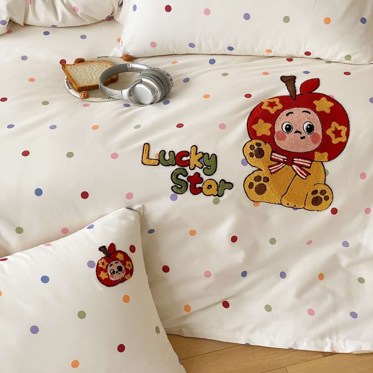 91家纺网 家纺一手货源 找家纺 眠博士 2026新款50支长绒棉毛巾绣四件套 50支长绒棉套件-波点星星人