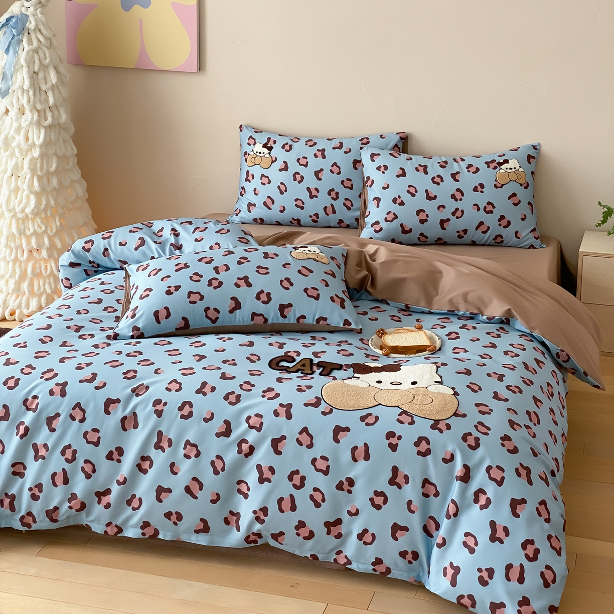 91家纺网 家纺一手货源 找家纺 眠博士 2026新款50支长绒棉毛巾绣四件套 50支长绒棉套件-豹纹猫宝