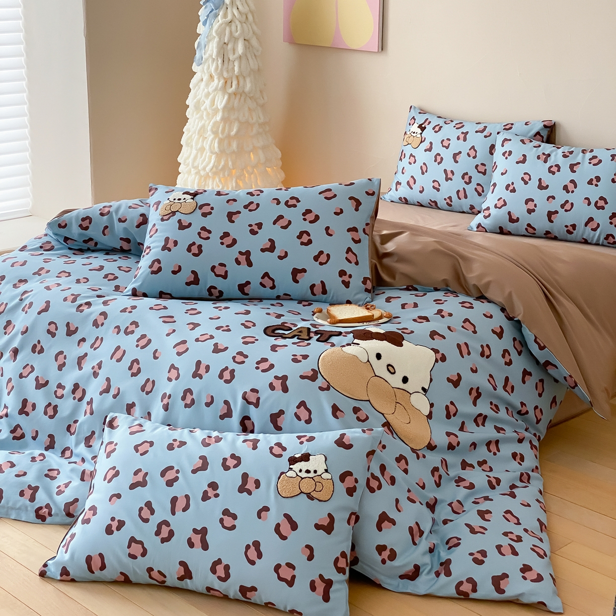 91家纺网 家纺一手货源 找家纺 眠博士 2026新款50支长绒棉毛巾绣四件套 50支长绒棉套件-豹纹猫宝