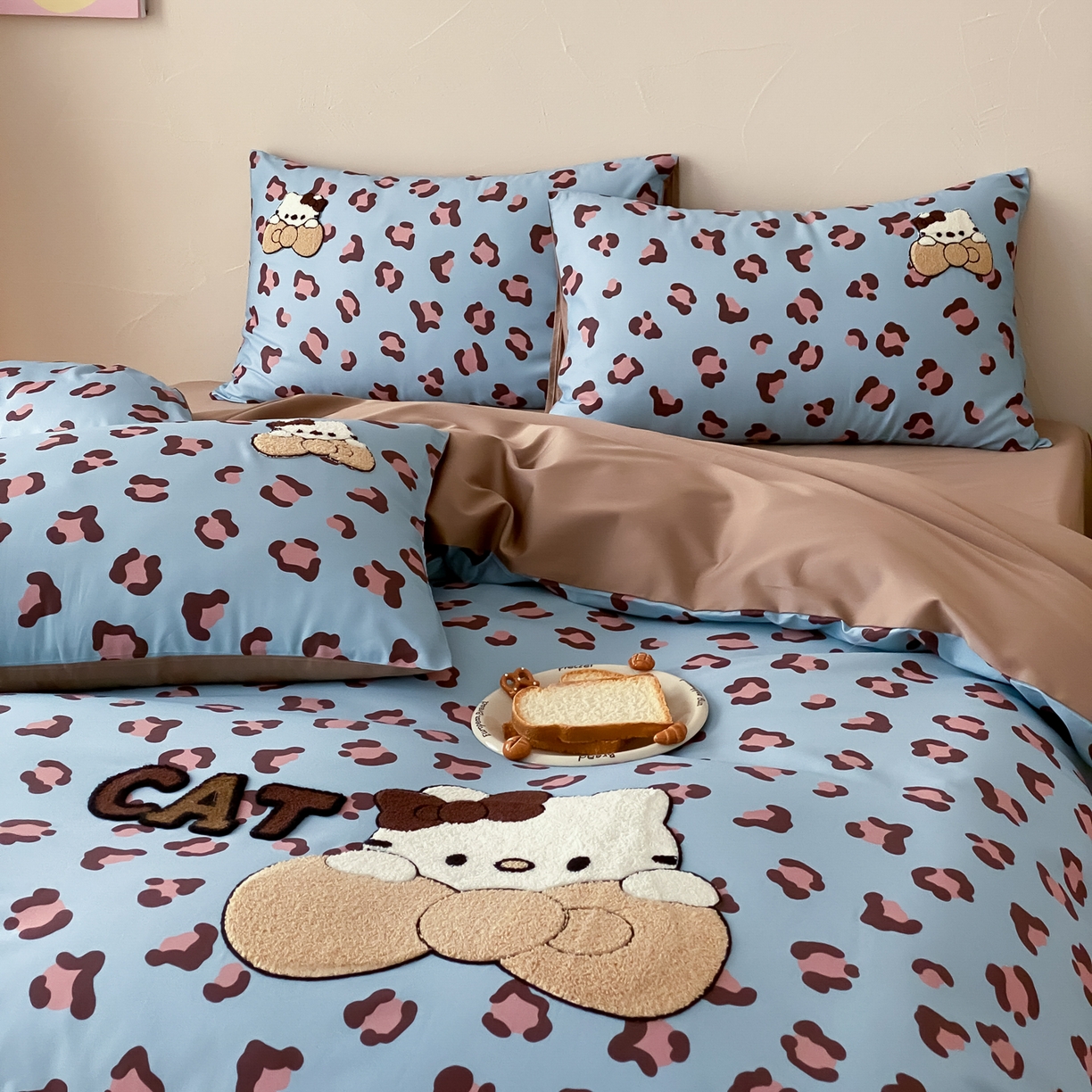 91家纺网 家纺一手货源 找家纺 眠博士 2026新款50支长绒棉毛巾绣四件套 50支长绒棉套件-豹纹猫宝