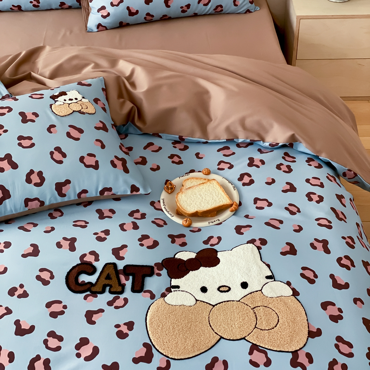 91家纺网 家纺一手货源 找家纺 眠博士 2026新款50支长绒棉毛巾绣四件套 50支长绒棉套件-豹纹猫宝