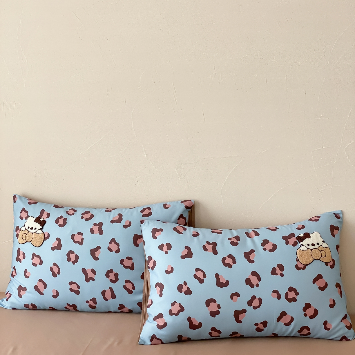 91家纺网 家纺一手货源 找家纺 眠博士 2026新款50支长绒棉毛巾绣四件套 50支长绒棉套件-豹纹猫宝