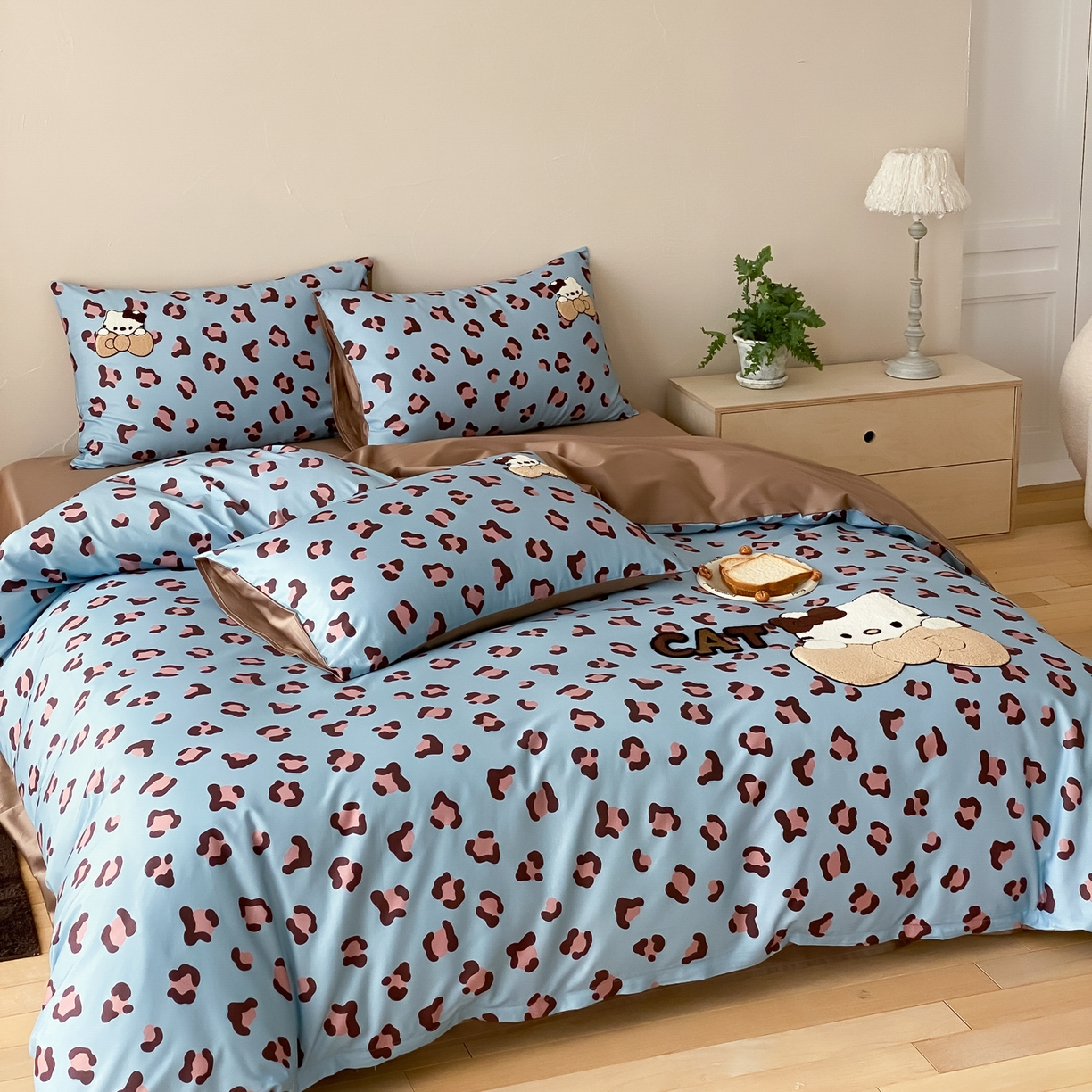 91家纺网 家纺一手货源 找家纺 眠博士 2026新款50支长绒棉毛巾绣四件套 50支长绒棉套件-豹纹猫宝