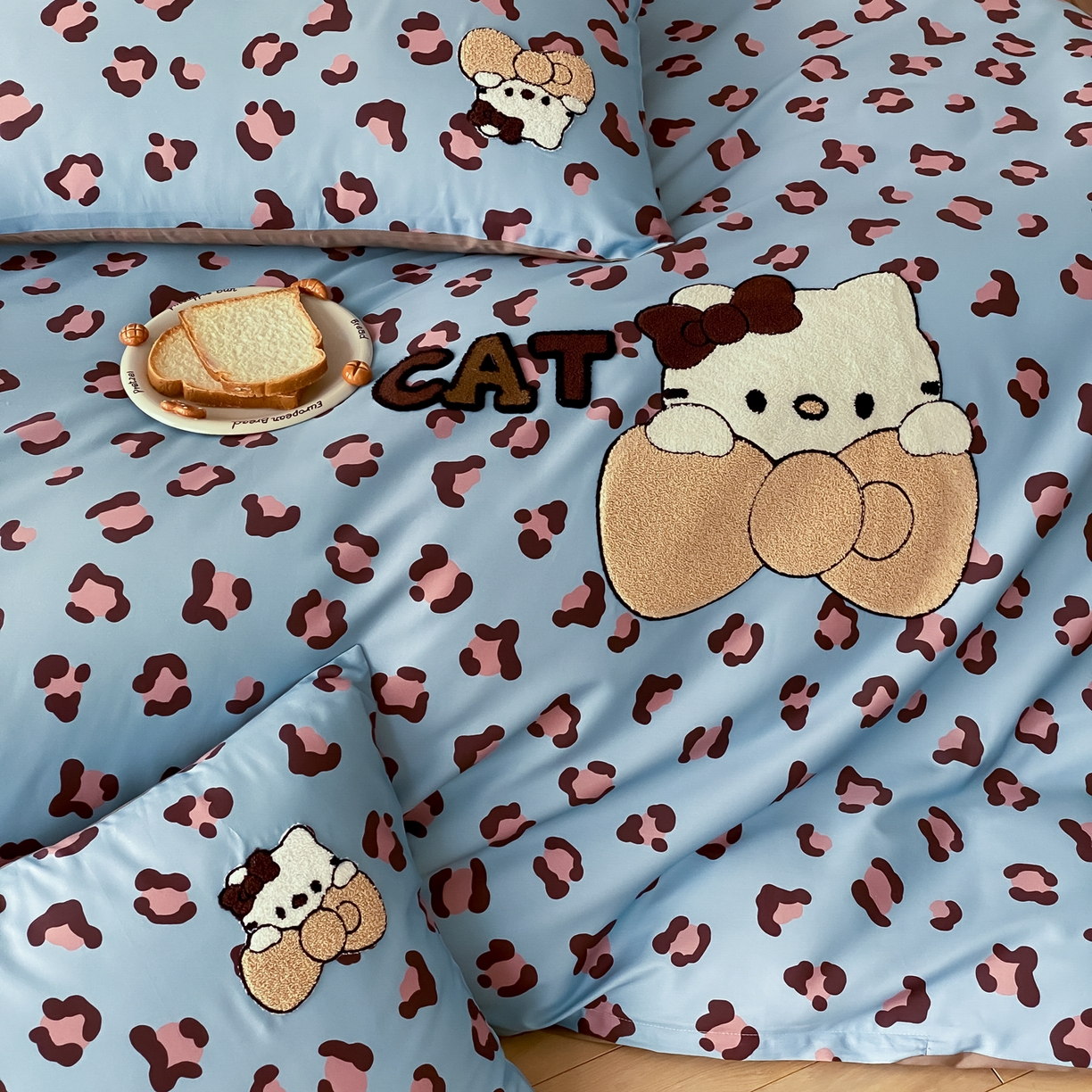 91家纺网 家纺一手货源 找家纺 眠博士 2026新款50支长绒棉毛巾绣四件套 50支长绒棉套件-豹纹猫宝