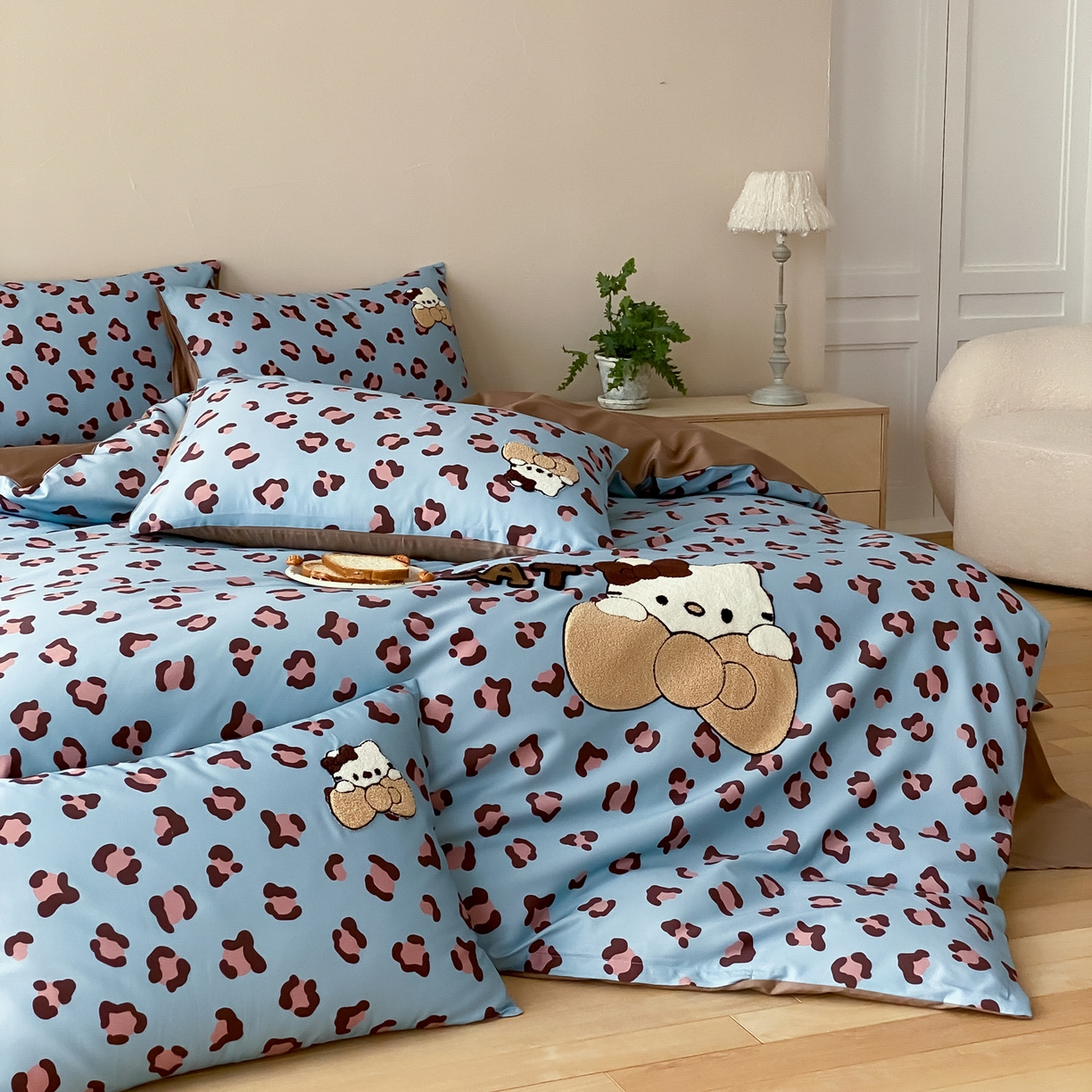 91家纺网 家纺一手货源 找家纺 眠博士 2026新款50支长绒棉毛巾绣四件套 50支长绒棉套件-豹纹猫宝