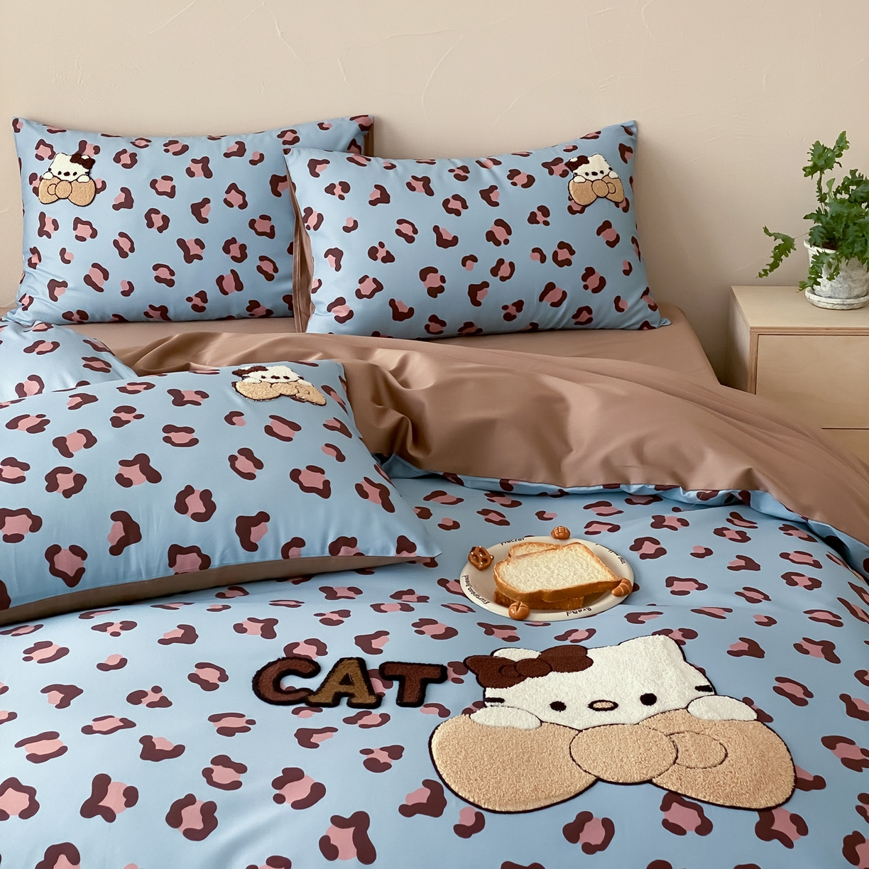 91家纺网 家纺一手货源 找家纺 眠博士 2026新款50支长绒棉毛巾绣四件套 50支长绒棉套件-豹纹猫宝