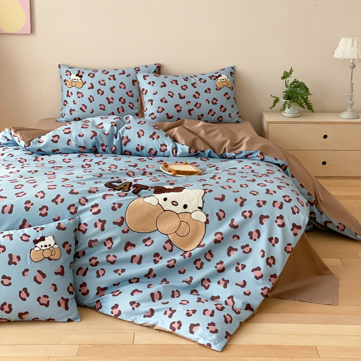 91家纺网 家纺一手货源 找家纺 眠博士 2026新款50支长绒棉毛巾绣四件套 50支长绒棉套件-豹纹猫宝