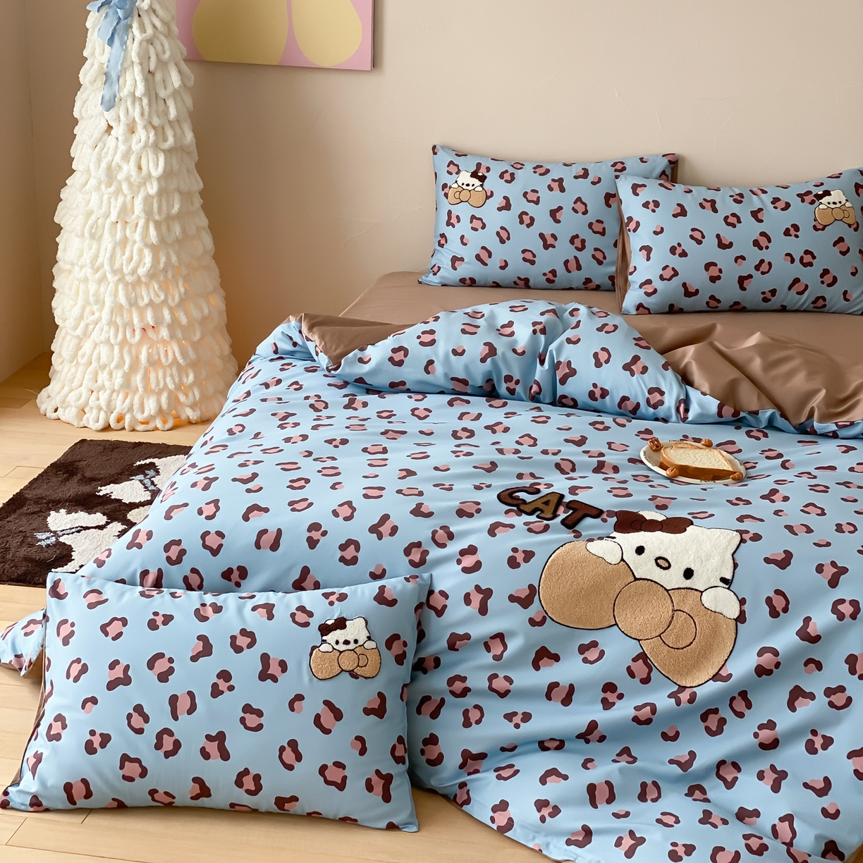 91家纺网 家纺一手货源 找家纺 眠博士 2026新款50支长绒棉毛巾绣四件套 50支长绒棉套件-豹纹猫宝