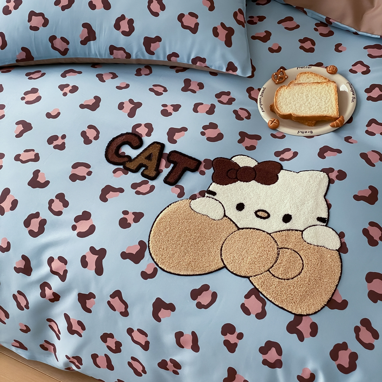 91家纺网 家纺一手货源 找家纺 眠博士 2026新款50支长绒棉毛巾绣四件套 50支长绒棉套件-豹纹猫宝