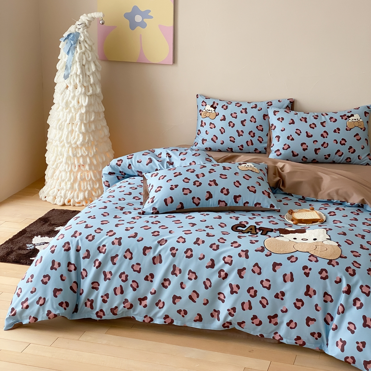 91家纺网 家纺一手货源 找家纺 眠博士 2026新款50支长绒棉毛巾绣四件套 50支长绒棉套件-豹纹猫宝