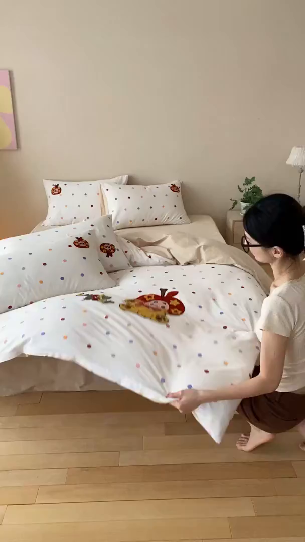 91家纺网 家纺一手货源 找家纺 眠博士 2026新款50支长绒棉毛巾绣四件套 50支长绒棉套件-波点星星人