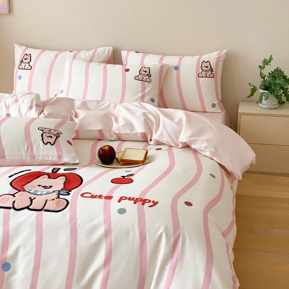 91家纺网 家纺一手货源 找家纺 眠博士 2026新款50支长绒棉毛巾绣四件套 50支长绒棉套件-粉桃犬仔