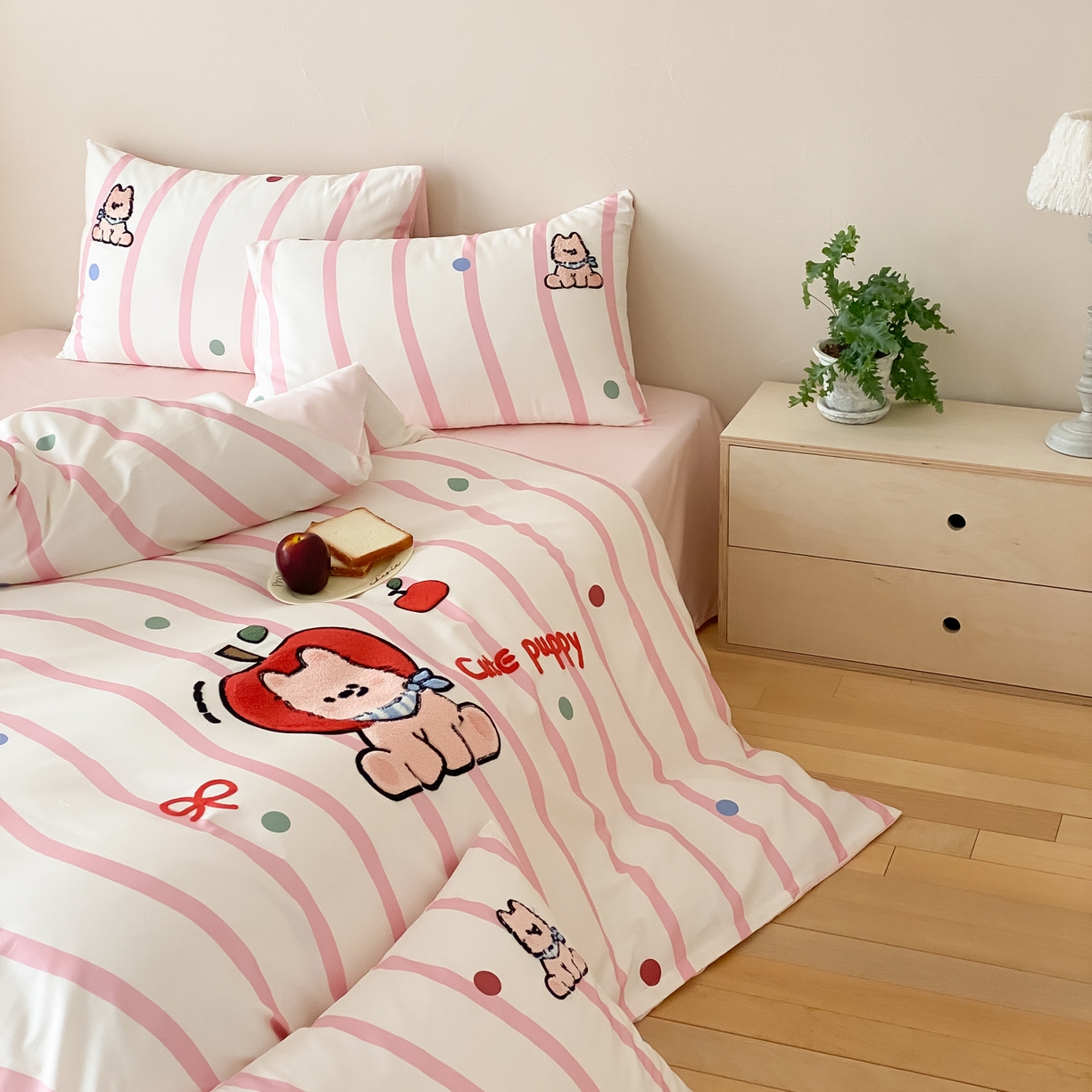 91家纺网 家纺一手货源 找家纺 眠博士 2026新款50支长绒棉毛巾绣四件套 50支长绒棉套件-粉桃犬仔