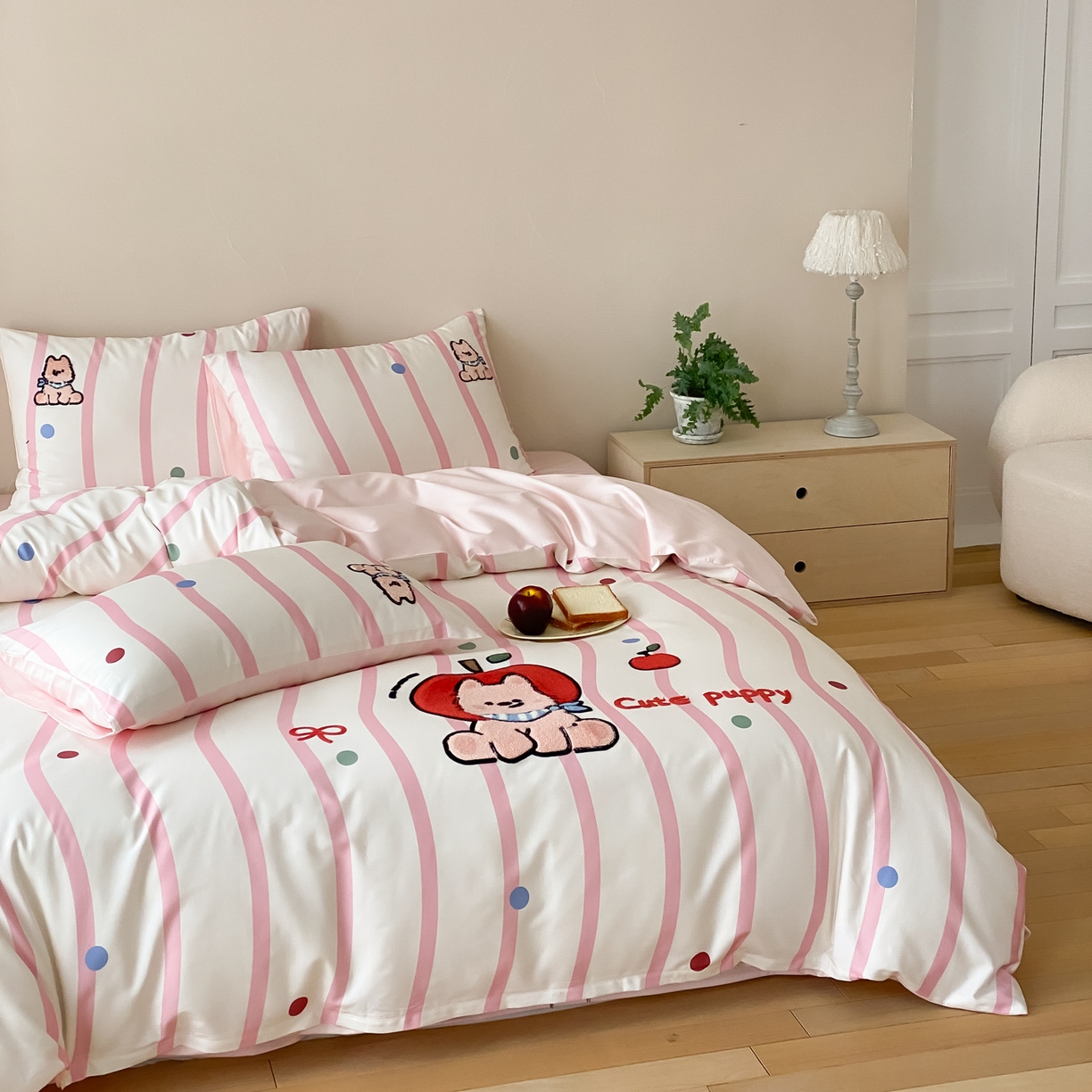 91家纺网 家纺一手货源 找家纺 眠博士 2026新款50支长绒棉毛巾绣四件套 50支长绒棉套件-粉桃犬仔