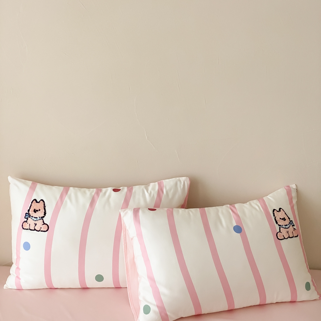 91家纺网 家纺一手货源 找家纺 眠博士 2026新款50支长绒棉毛巾绣四件套 50支长绒棉套件-粉桃犬仔