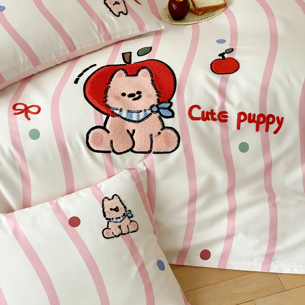 91家纺网 家纺一手货源 找家纺 眠博士 2026新款50支长绒棉毛巾绣四件套 50支长绒棉套件-粉桃犬仔