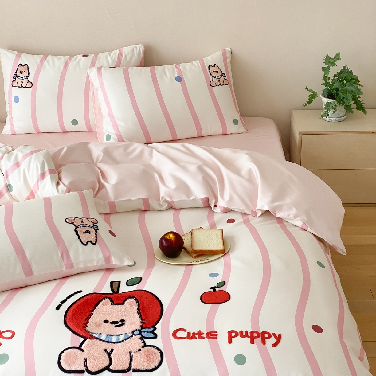 91家纺网 家纺一手货源 找家纺 眠博士 2026新款50支长绒棉毛巾绣四件套 50支长绒棉套件-粉桃犬仔