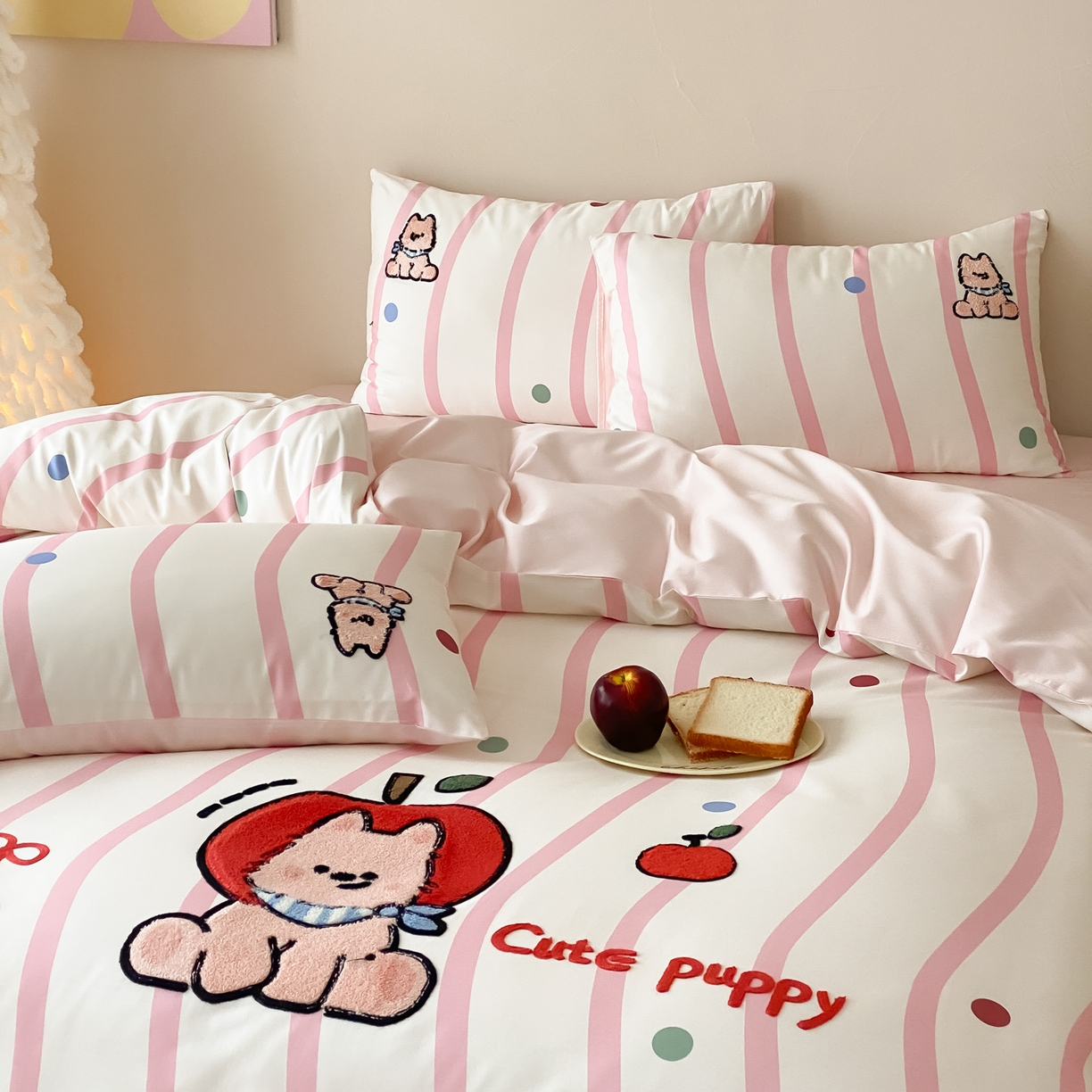 91家纺网 家纺一手货源 找家纺 眠博士 2026新款50支长绒棉毛巾绣四件套 50支长绒棉套件-粉桃犬仔