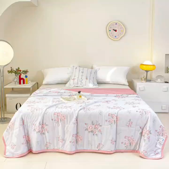 91家纺网 家纺一手货源 找家纺 悦织湾家纺 冰丝冰激凌夏被2026新款凉感丝冻冻印花冰淇淋绗绣包边夏凉被轻奢空调被     粉色花花-兰