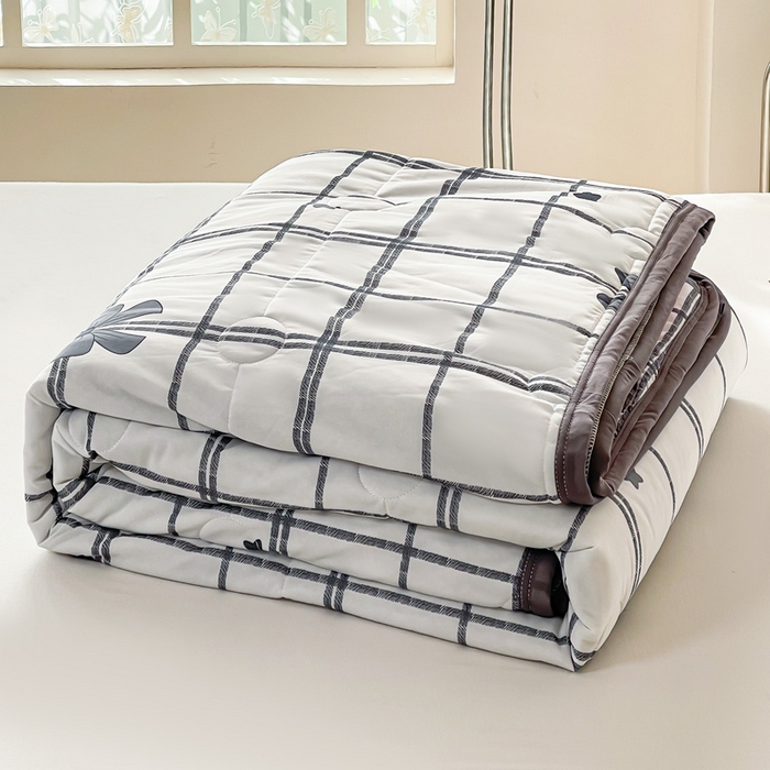 91家纺网 家纺一手货源 找家纺 悦织湾家纺 冰丝冰激凌夏被2026新款凉感丝冻冻印花冰淇淋绗绣包边夏凉被轻奢空调被     格子蝴蝶