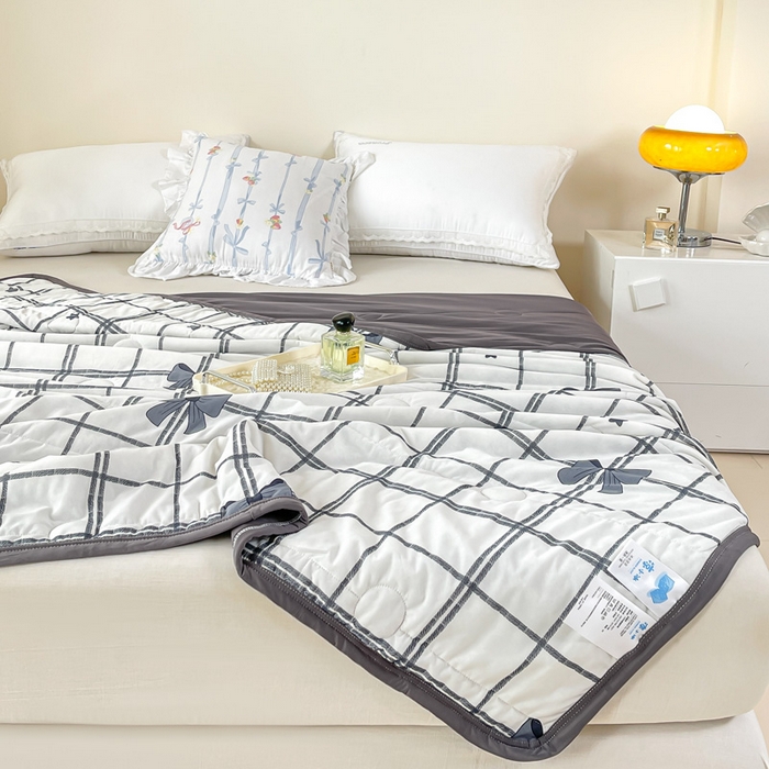 91家纺网 家纺一手货源 找家纺 悦织湾家纺 冰丝冰激凌夏被2026新款凉感丝冻冻印花冰淇淋绗绣包边夏凉被轻奢空调被     格子蝴蝶