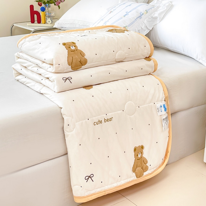 91家纺网 家纺一手货源 找家纺 悦织湾家纺 冰丝冰激凌夏被2026新款凉感丝冻冻印花冰淇淋绗绣包边夏凉被轻奢空调被     蒙眼熊-米色