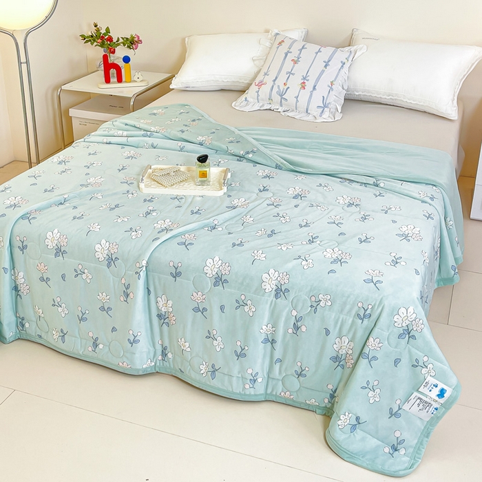 91家纺网 家纺一手货源 找家纺 悦织湾家纺 冰丝冰激凌夏被2026新款凉感丝冻冻印花冰淇淋绗绣包边夏凉被轻奢空调被     小花-绿